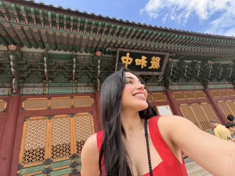 Selfie em frente ao salão Junghwajeon, no palácio Deoksugung, com o beiral pintado em verde e vermelho