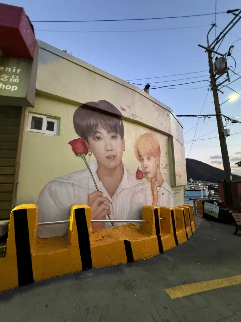 Mural pintado numa esquina da vila Gamcheon, em Busan, ao anoitecer