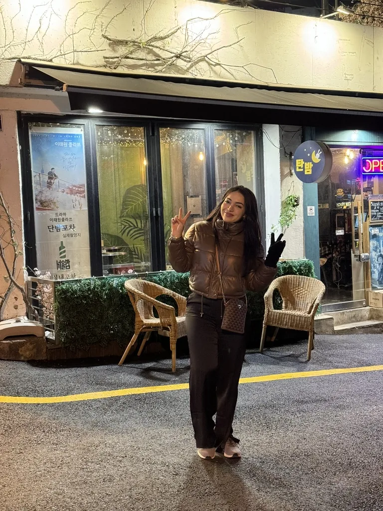 Viviane em frente ao DanBam, o bar de Itaewon Class