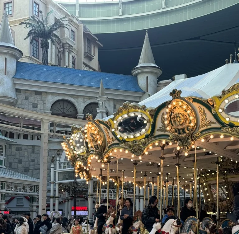 O carrossel iluminado do Lotte World