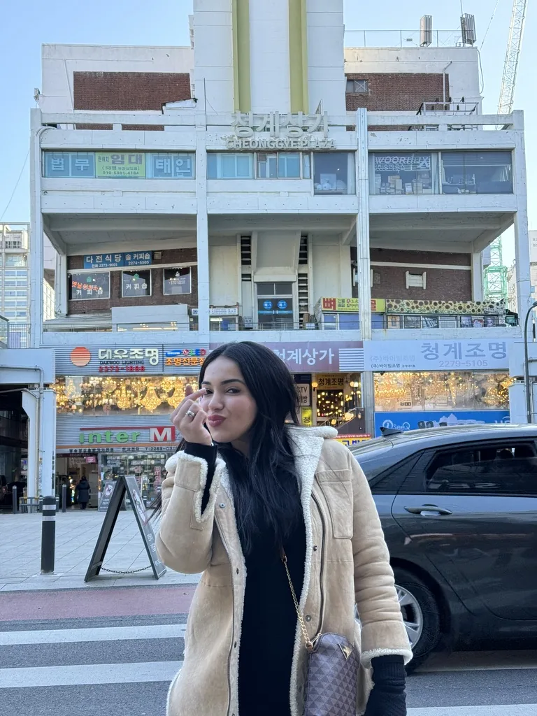 Viviane em frente ao Cheonggye Sangga, o prédio de Vincenzo