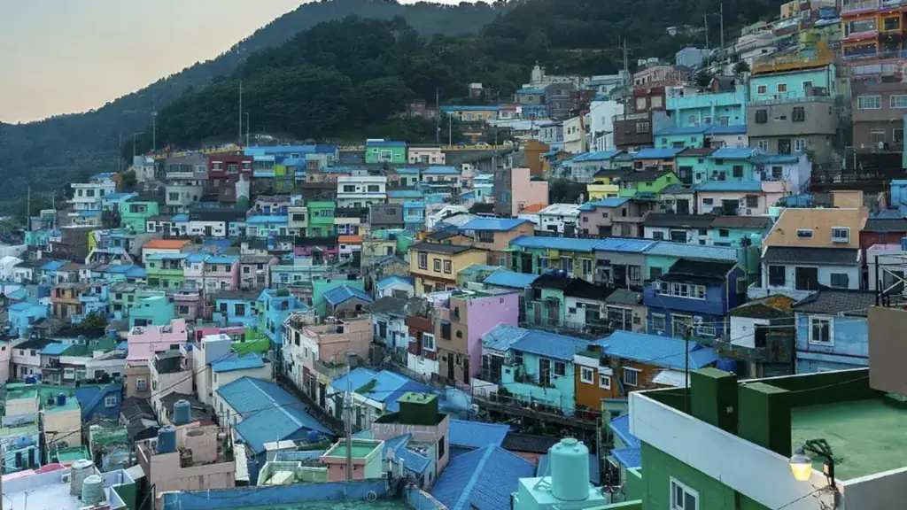 Casas coloridas da vila Gamcheon na encosta do morro