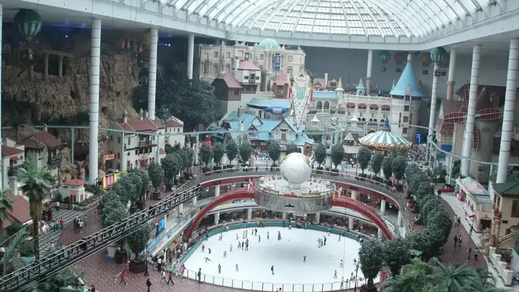 Área coberta do Lotte World com a pista de patinação no gelo e o castelo ao fundo