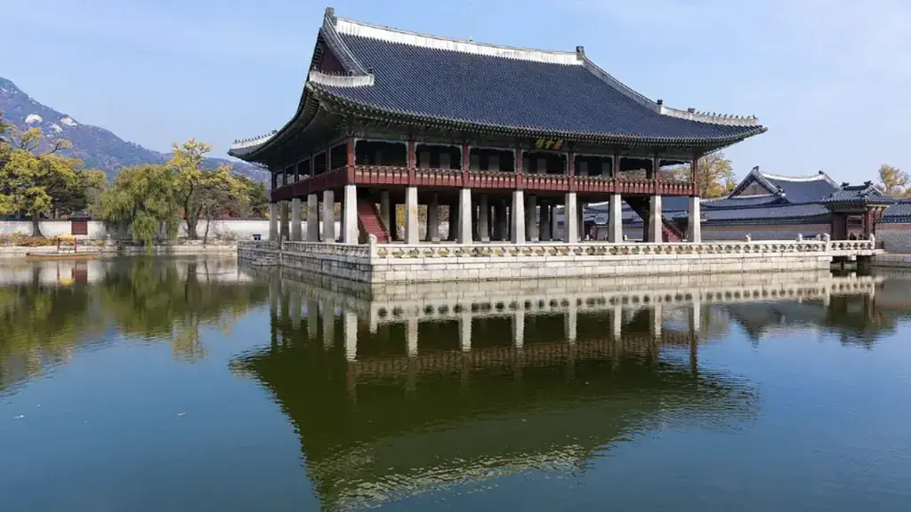 Pavilhão Gyeonghoeru refletido no lago do palácio Gyeongbokgung