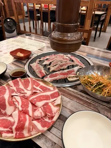 Fatias de carne para churrasco coreano na grelha da mesa
