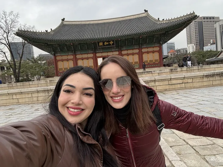 Viviane e uma amiga numa selfie diante do salão Junghwajeon, no palácio Deoksugung
