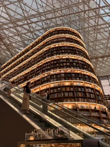 Estante gigante de livros iluminada na Starfield Library